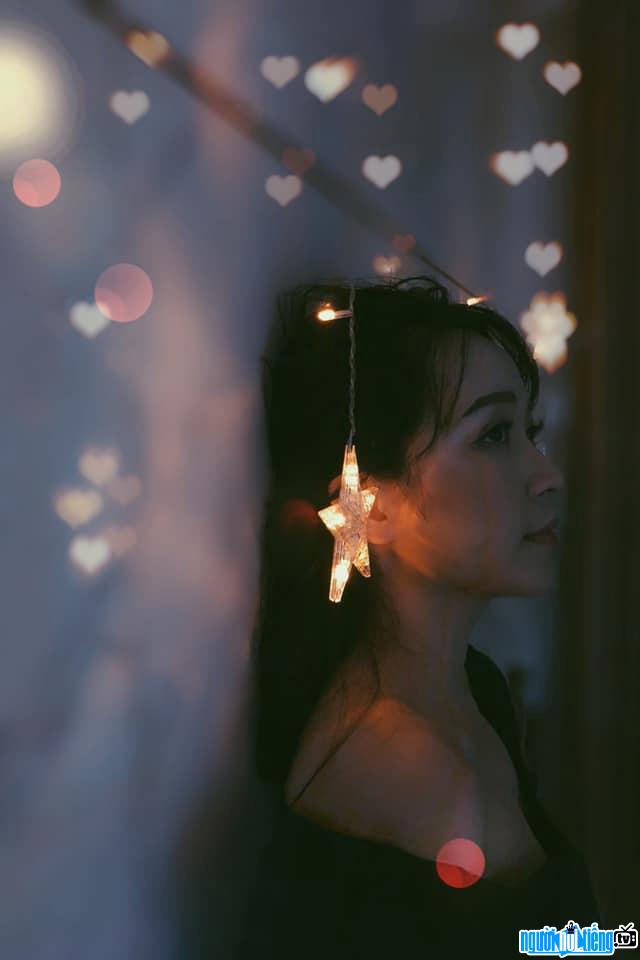  The image of Kim Oanh dreaming with the moon and stars