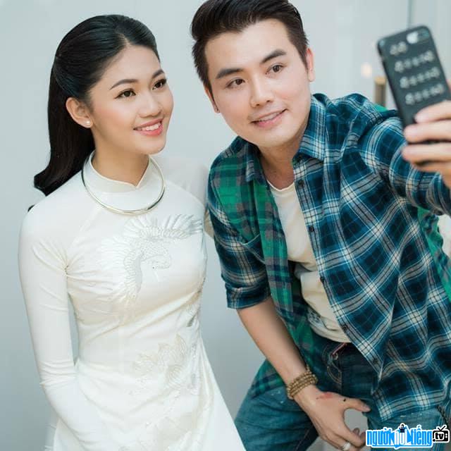 Chuyên gia trang điểm John Kim chụp cùng Á hậu Thanh Tú