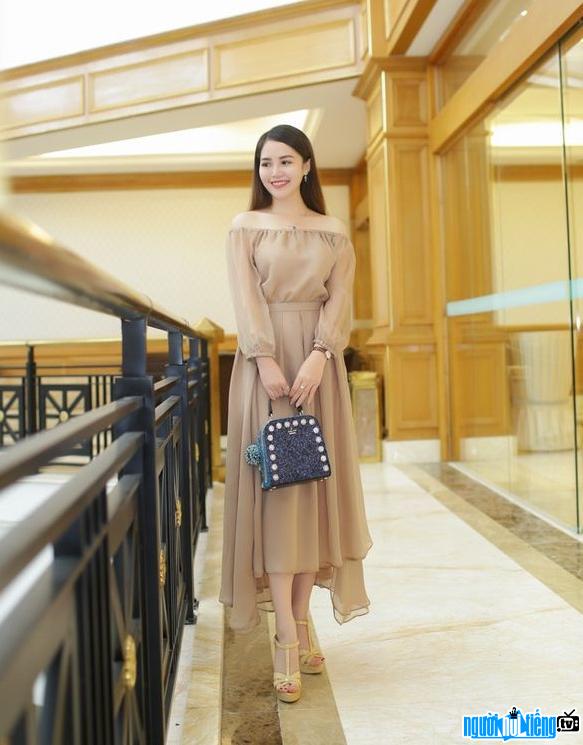  Ngoc Huyen tenderly attends the event