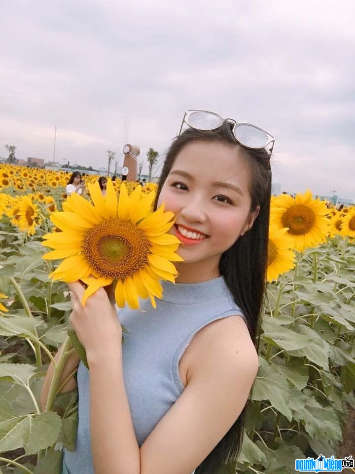  Picture of hot girl Tu Trinh showing off her beauty with flowers