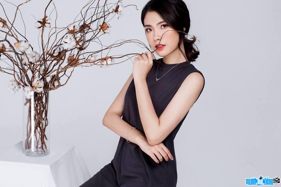 Hong Nhung is attractively beautiful with her talking eyes