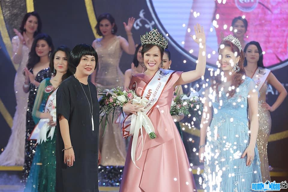Trần Hiền xinh đệp ngày đăng quang Hoa hậu quý bà Việt Nam 2018