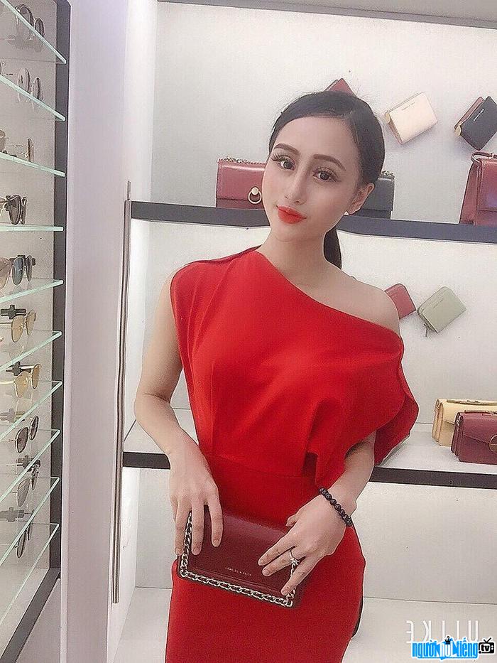  Hoai Linh is beautiful in an off-shoulder dress