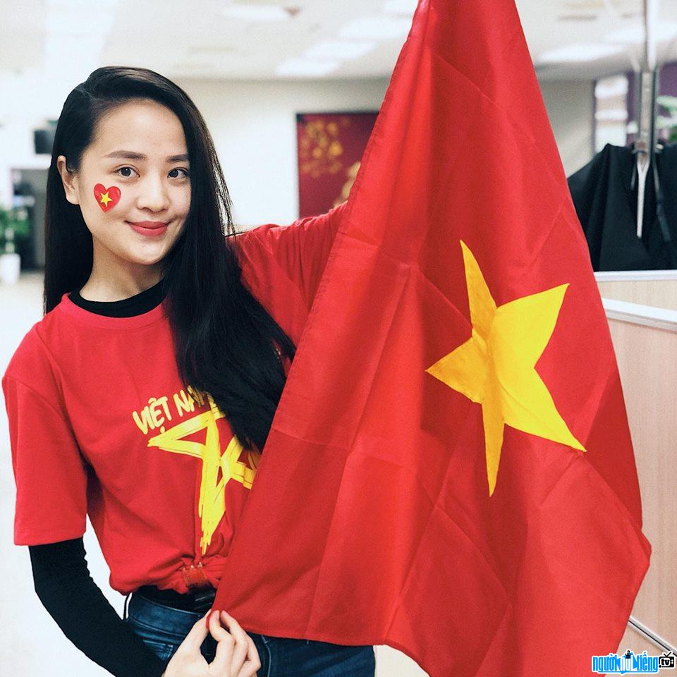 BTV Ngọc Bích xinh đẹp cổ vũ bóng đá cho đội tuyển Việt Nam
