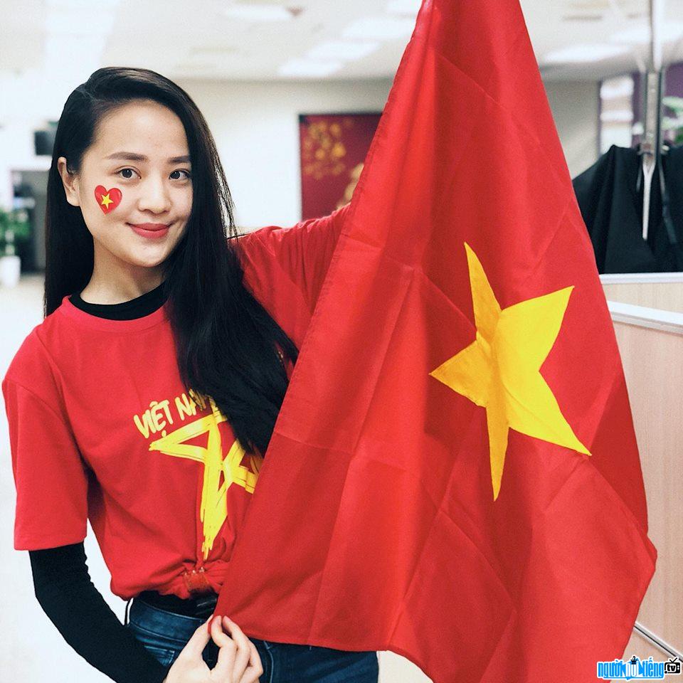  beautiful editor Ngoc Bich cheering football for the Vietnamese team