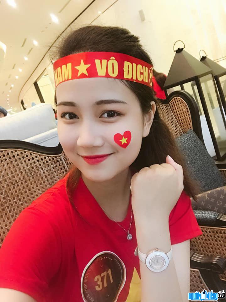  Miss Phuong Lan cheers for the Vietnamese team
