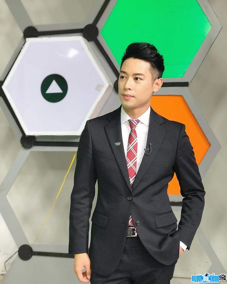  the handsome and elegant look of MC Thanh Tung