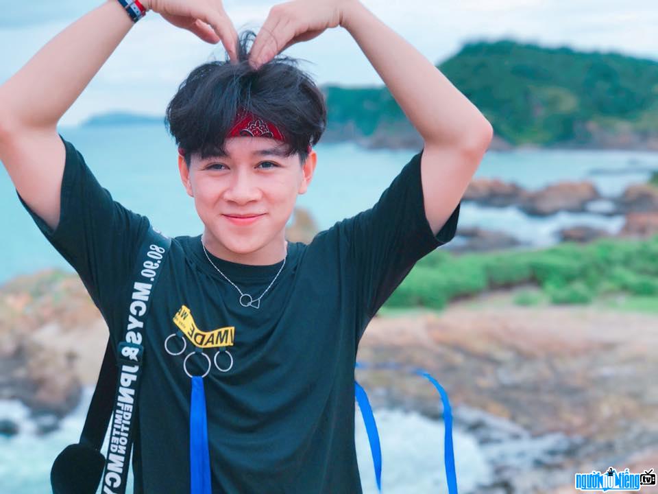  Funny Tik Toker Huynh Duc man posing with a heart