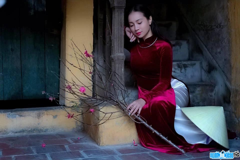  gentle Huong Quynh in a red ao dai