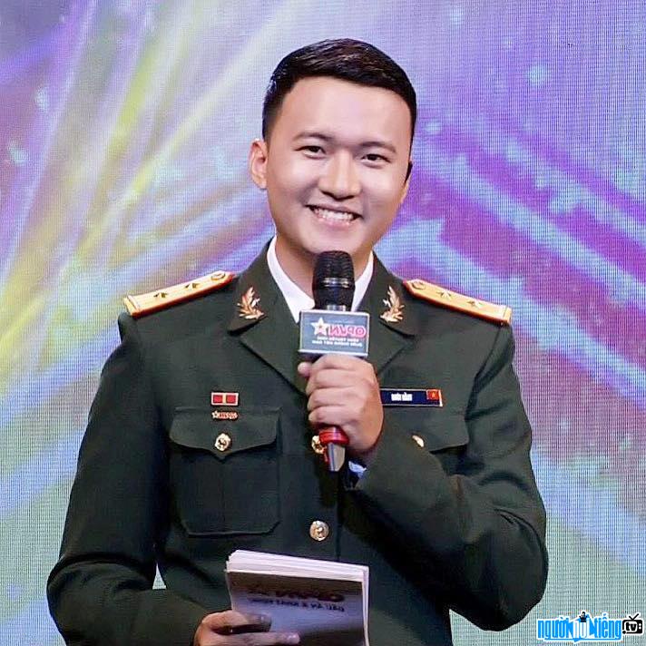  MC Tran Tung's handsome look in a soldier's shirt