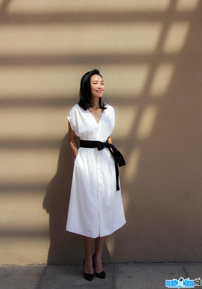  Tuyet Anh is gentle and feminine with a white dress