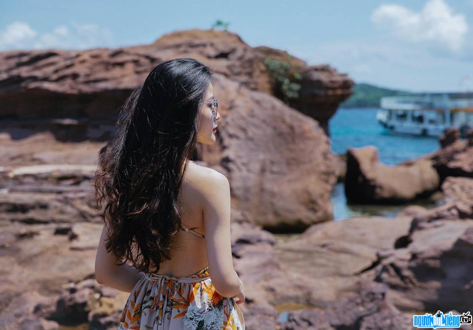  Doan Yen showing off her bare shoulders in front of the sea