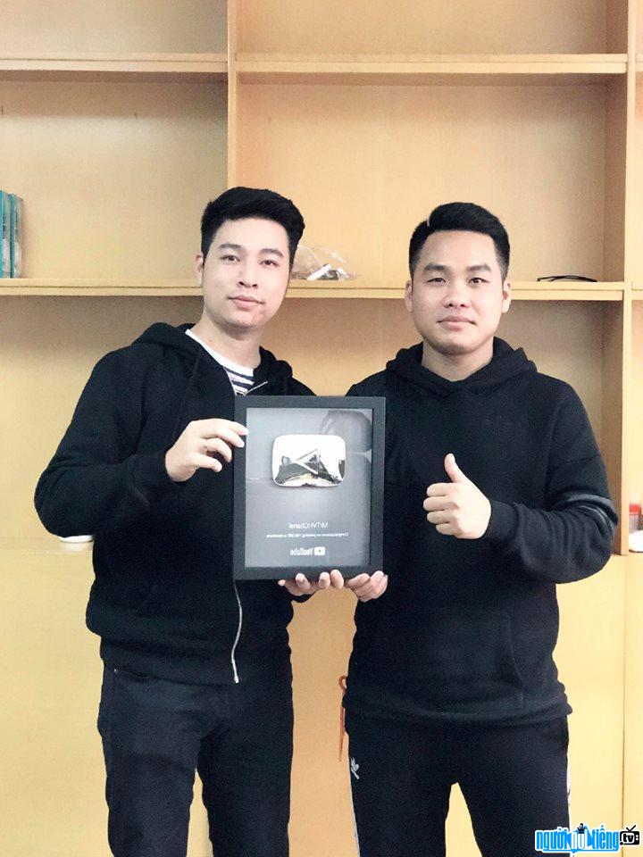  Tuyen Van Hoa was honored to receive the silver button of Youtube