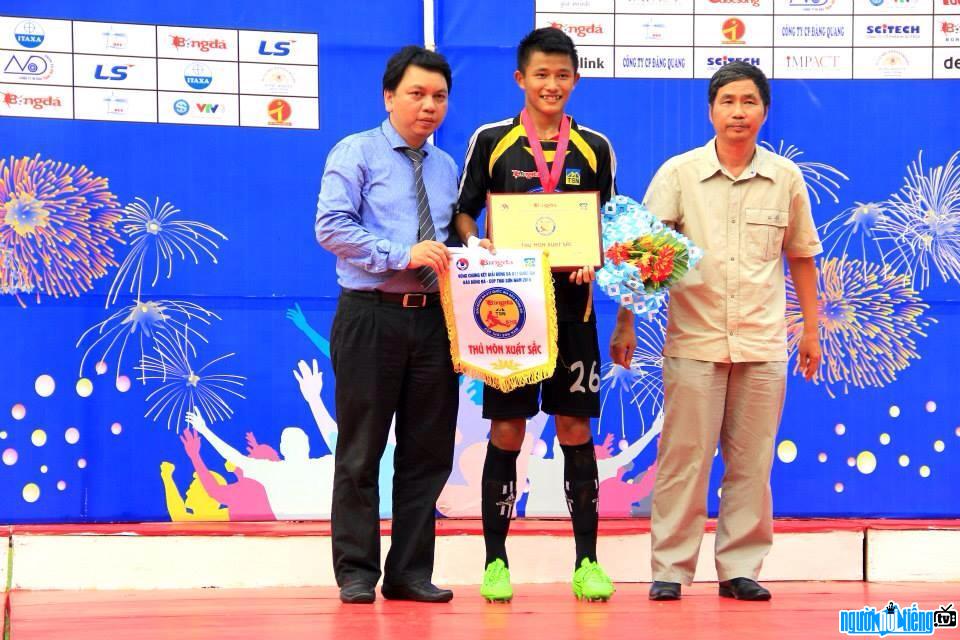  Phan Van Bieu received the best goalkeeper award