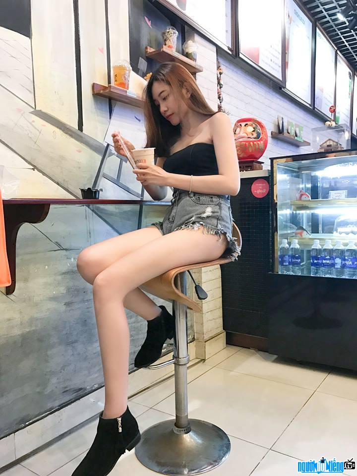  Phuong Dung shows her long legs