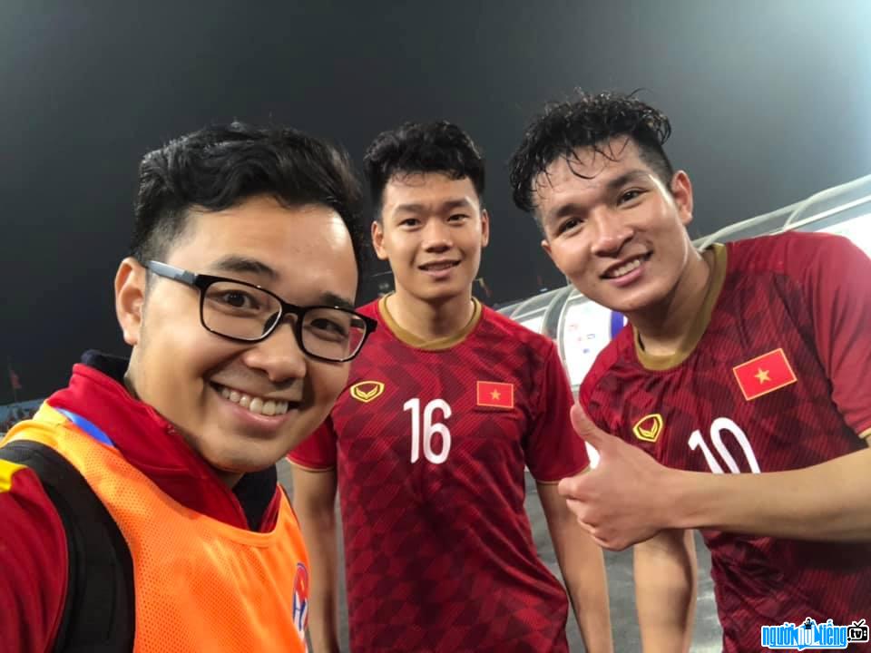 Quang Việt chung vui cùng các tuyển thủ