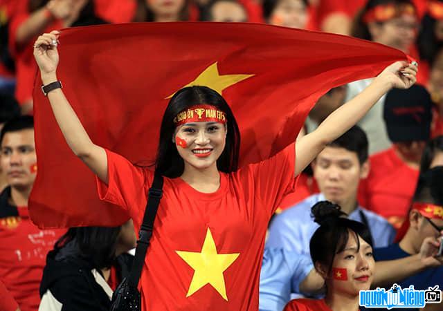  the beautiful runner-up Thanh Van cheering for football