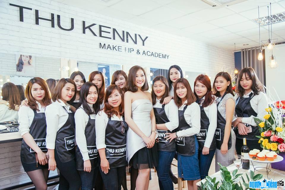  Thu Kenny makeup artist with students