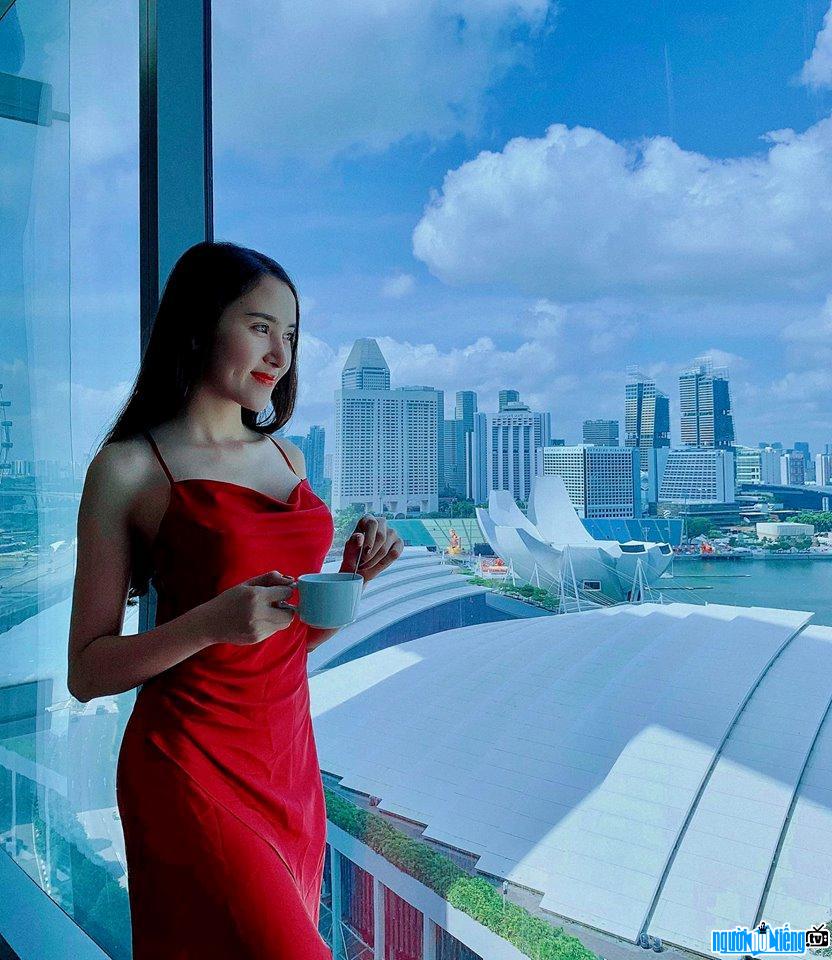  Miss Luong Le is attractive with a red dress with two straps