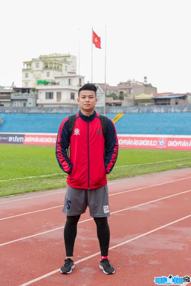  Goalkeeper Phan Dinh Vu Hai with impressive height