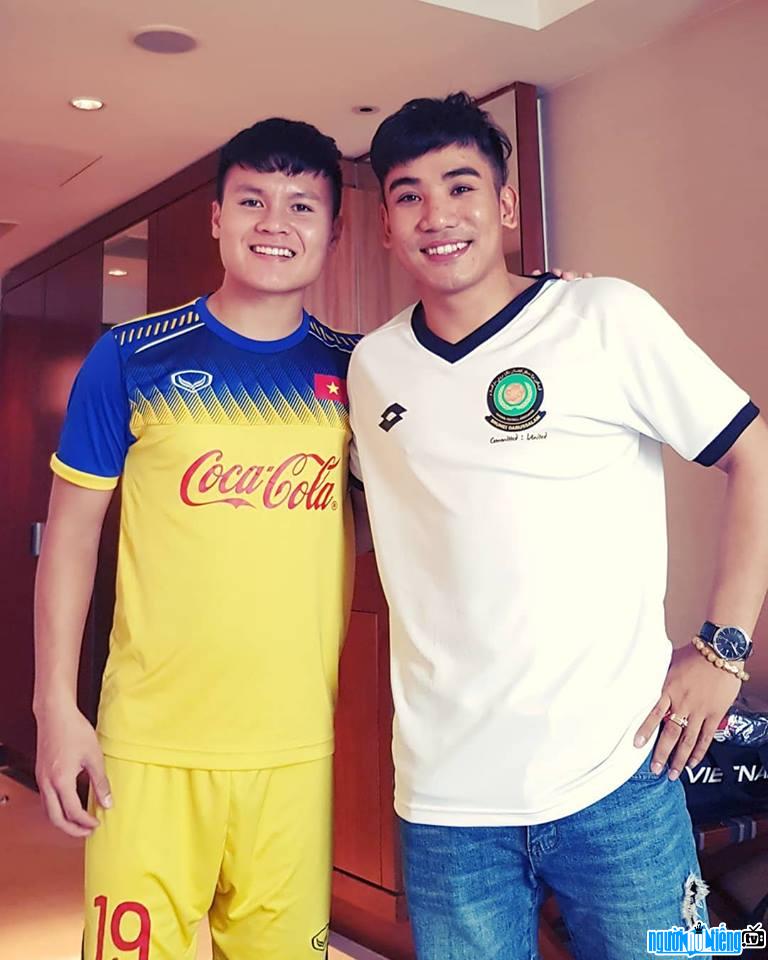  Doctor Van Minh taking pictures with player Quang Hai