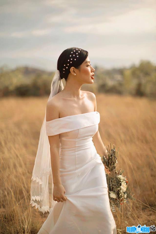  Thanh Huyen is beautiful in a pure white wedding dress
