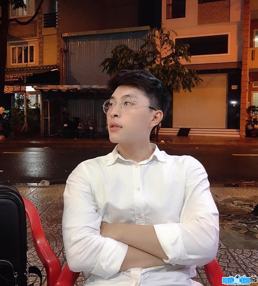  handsome Ly Duong student with a white shirt