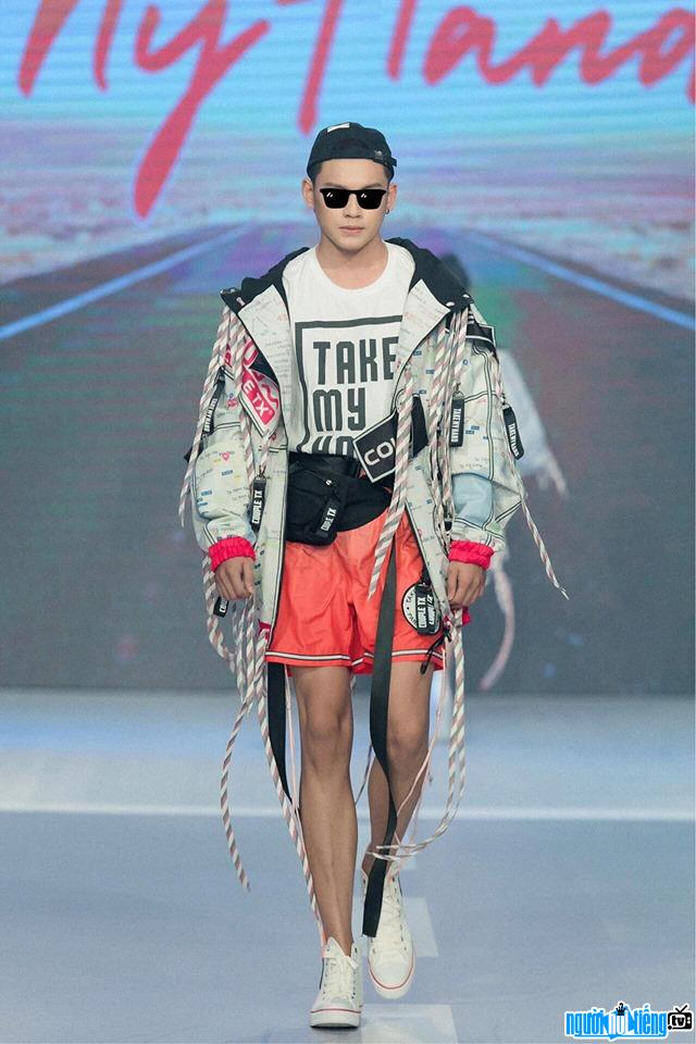  Thai Hung confidently struts on the catwalk
