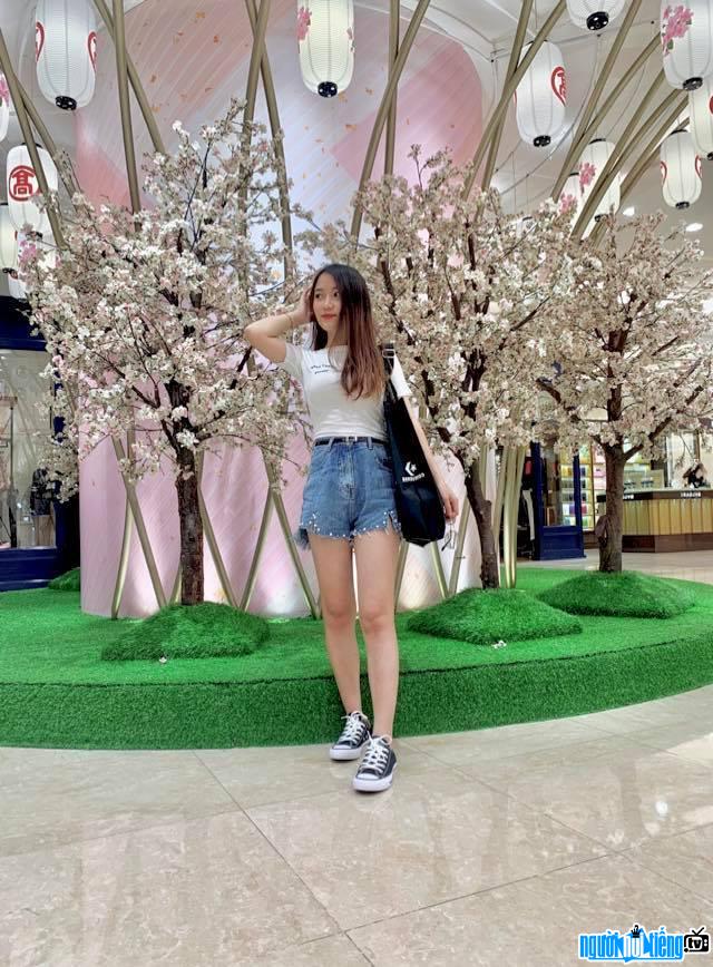  beautiful Thanh Thuy posing with flowers