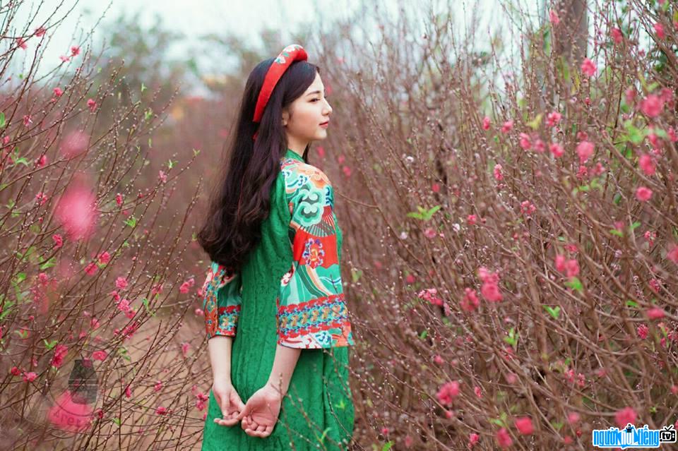  beautiful and gentle Phuong Thao in a traditional long dress