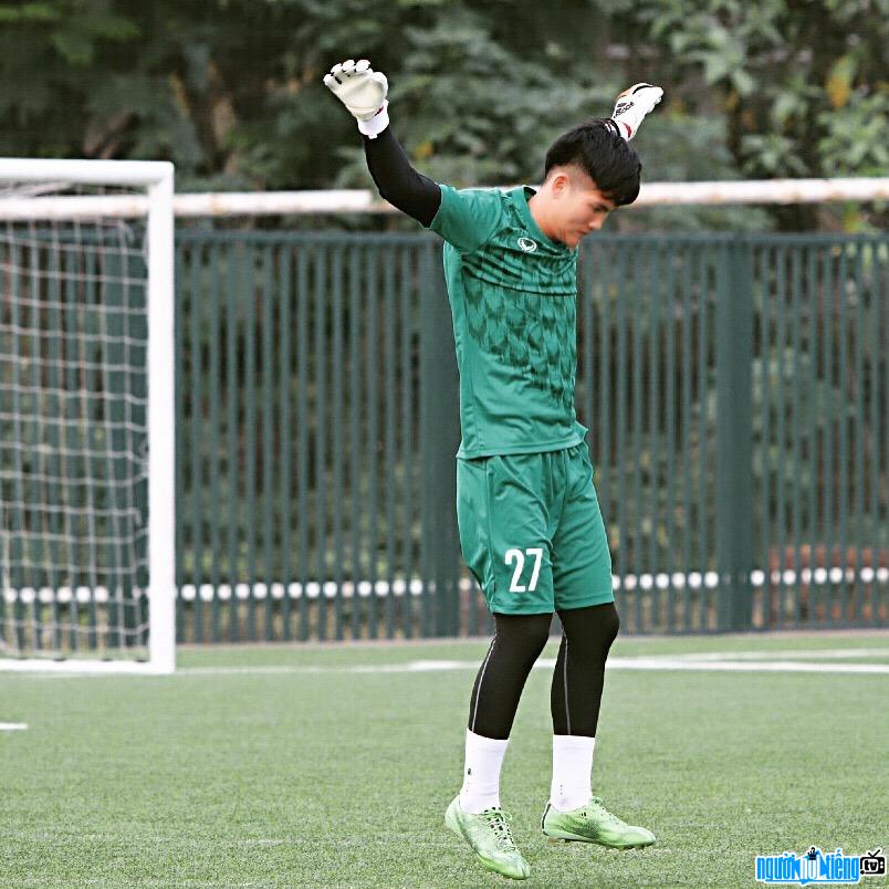  Goalkeeper Van Ba ​​trains hard on the football field