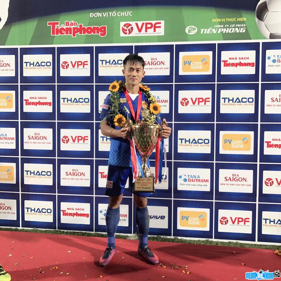 Ha Minh Tuan confidently raises the gold cup