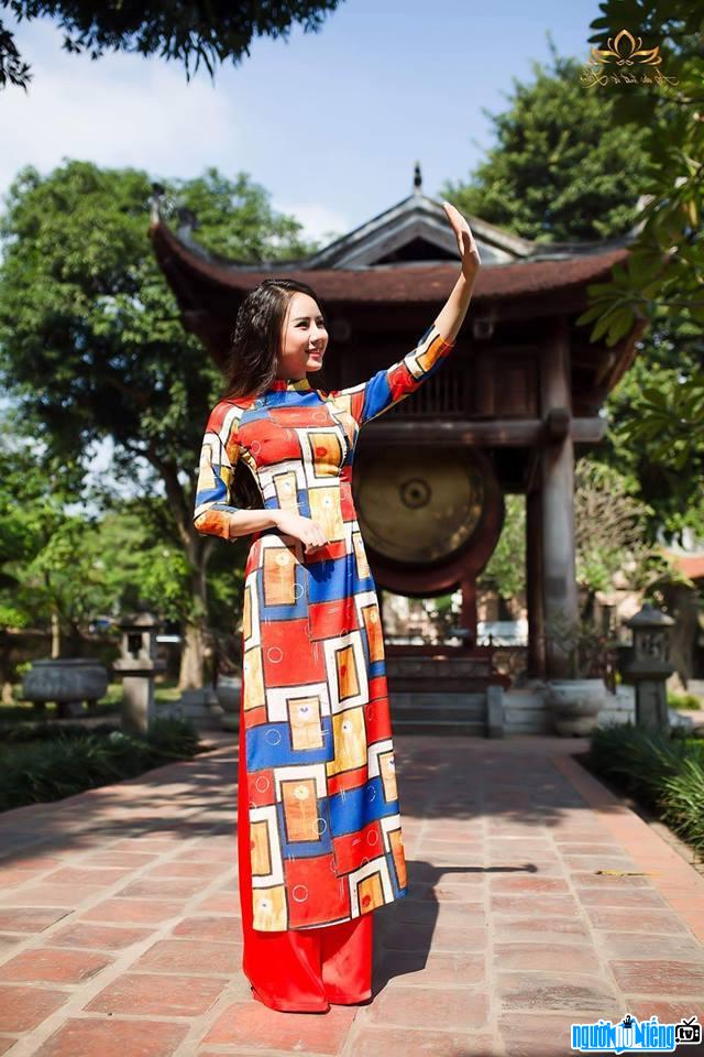  Nguyet Anh is beautiful and gentle in a traditional long dress