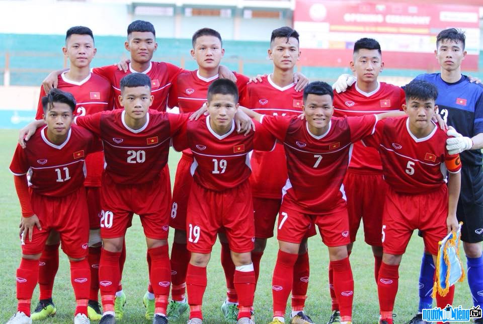 Thanh Khôi cùng các đồng đội của mình trước trận đấu