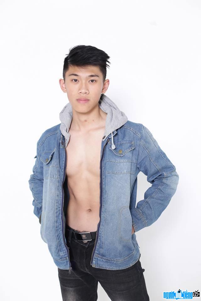  Tan Thang with a crazy face and a 6-pack body