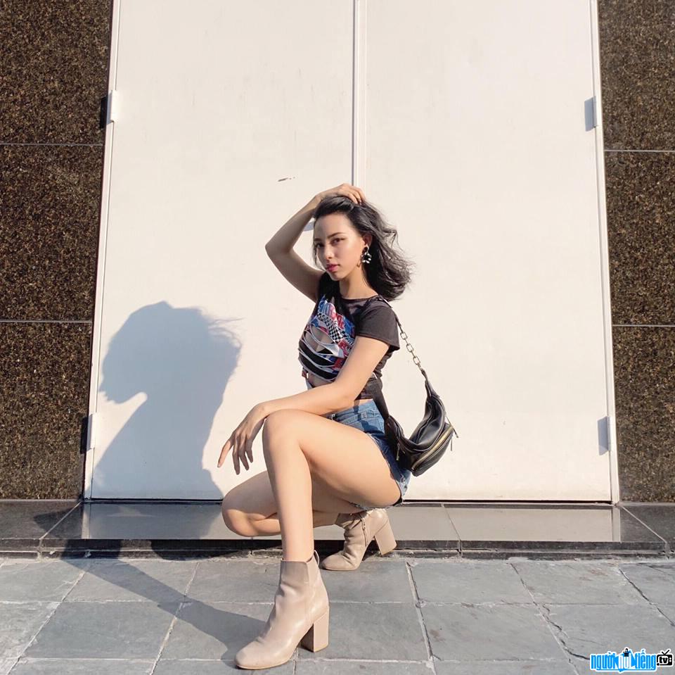  Van Quynh showing off her long legs