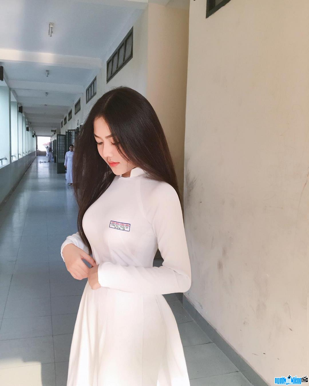  Trieu Vy is attractively beautiful in white ao dai