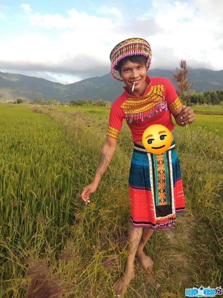  Loc idol transforms into an ethnic village girl