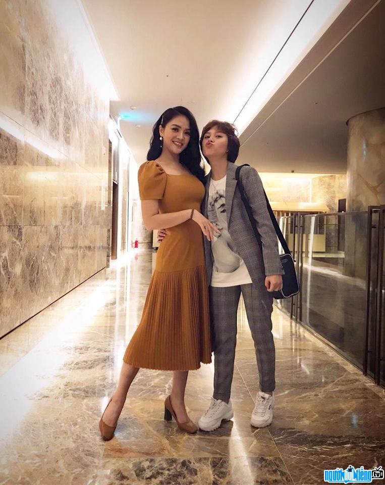  Bao Han takes pictures with "older sister" Thu Quynh
