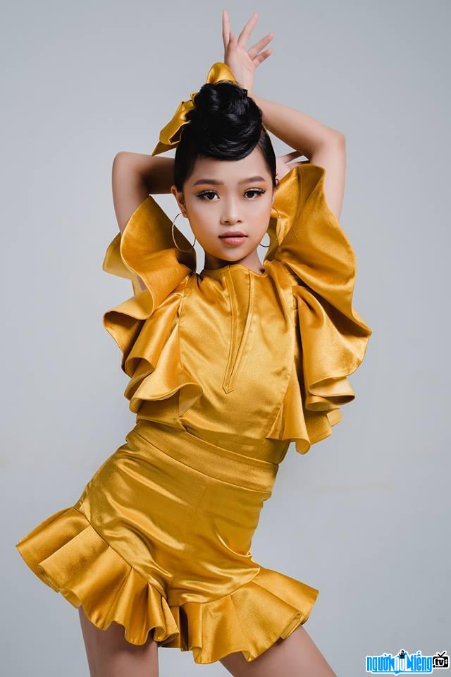  Minh Anh stands out with a personality yellow dress in the casting session