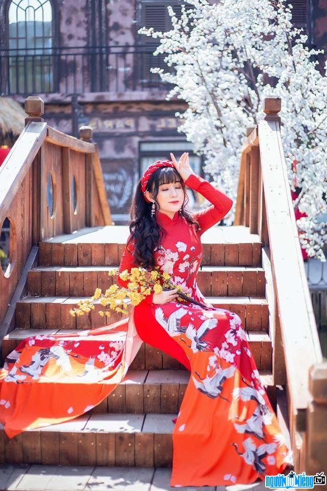  Nguyet Hue is gentle in a red ao dai