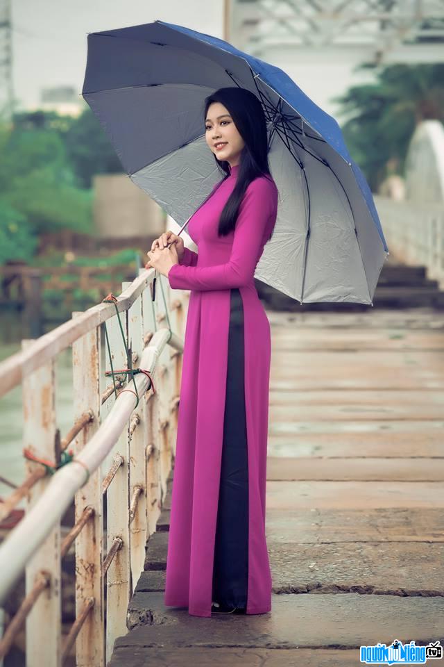  Nhat Le is gentle in a dreamy purple ao dai