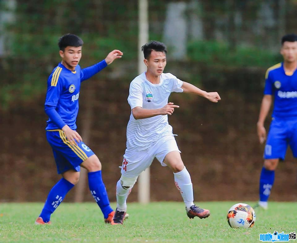  Nhi Khang tries his best to contest the ball