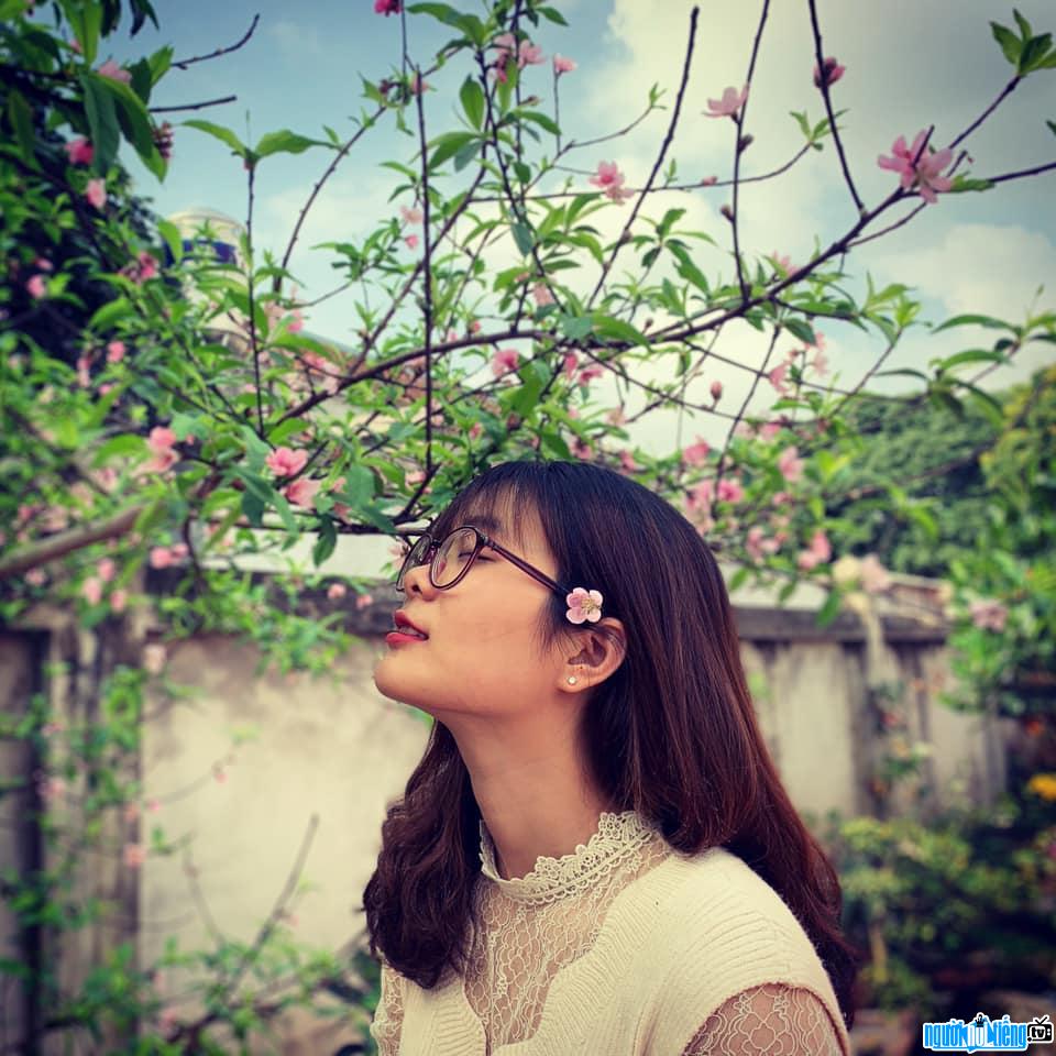  Mai Trang is hanging out with peach blossoms