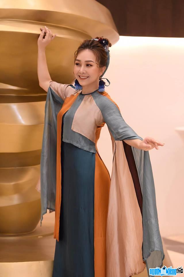  Mai Thy is gentle and feminine with a stylized skirt
