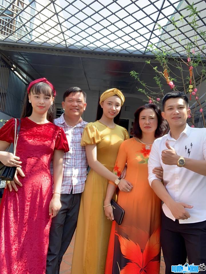  Phuong Nga (yellow shirt) takes a picture with her family