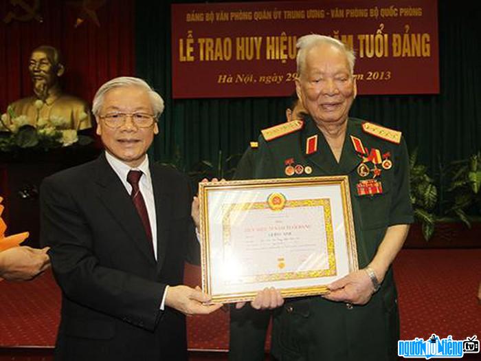  Former President Le Duc Anh receives the 75th Anniversary Badge Party age
