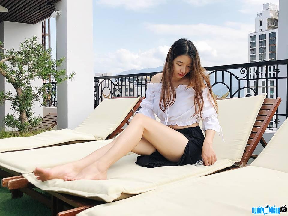 Yen Quyen shows off her long legs