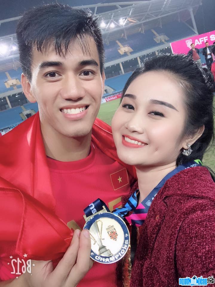  Ngoc Quyen celebrates victory with Tien Linh