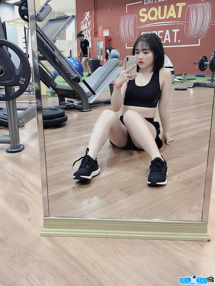  Ha Phuong shows off her full body at the gym
